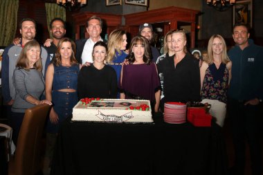  Kate Linder, Ynr döküm arkadaşları