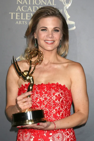 Gina Tognoni, destacada actriz principal en una serie dramática, Los jóvenes y los inquietos —  Fotos de Stock