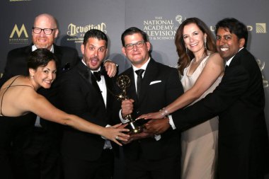 En iyi Drama dizisi yazma ekibi, genç ve huzursuz