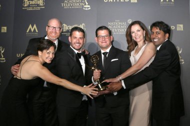 En iyi Drama dizisi yazma ekibi, genç ve huzursuz