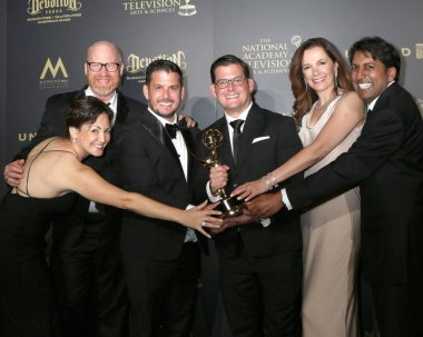 En iyi Drama dizisi yazma ekibi, genç ve huzursuz