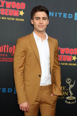 aktör Max Ehrich 