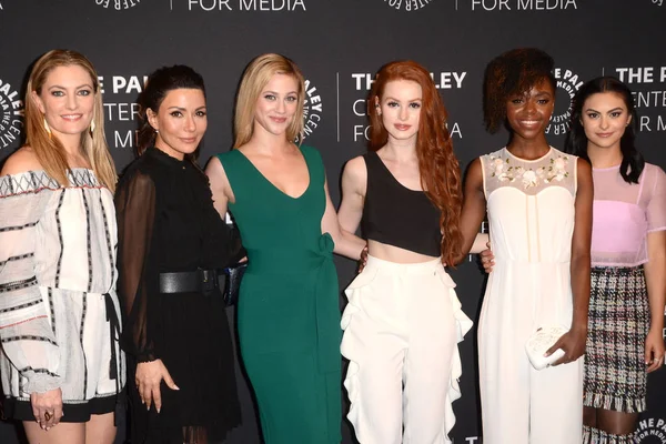 Madchen Amick, Marisol Nichols, Lili Reinhart, Madelaine Petsch, Ashleigh Murray, Camila Mendes — Foto de Stock