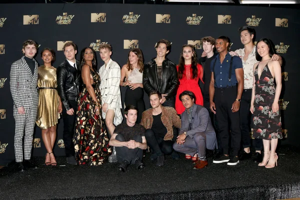 Cast of '13 Reasons Why' agli MTV Movie and Television Awards — Foto Stock