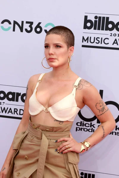 Halsey в 2017 Billboard Music Awards - заїзд — стокове фото