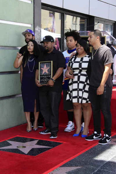 Kimberly Woodruff, O 'Shea Jackson aka Ice Cube, seus filhos — Fotografia de Stock