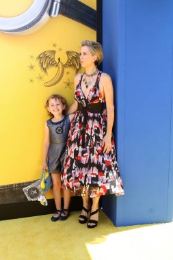 Nev Scharrel, Kristen Wiig