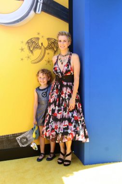 Nev Scharrel, Kristen Wiig