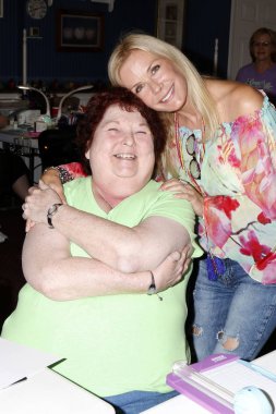 Katherine Kelly Lang, gönüllü