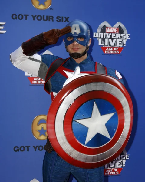Kaptan Amerika Marvel Universe canlı kırmızı halı — Stok fotoğraf