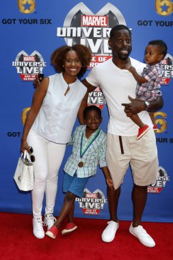  Ryan Michelle yıkanmak, Sterling K Brown, oğulları 