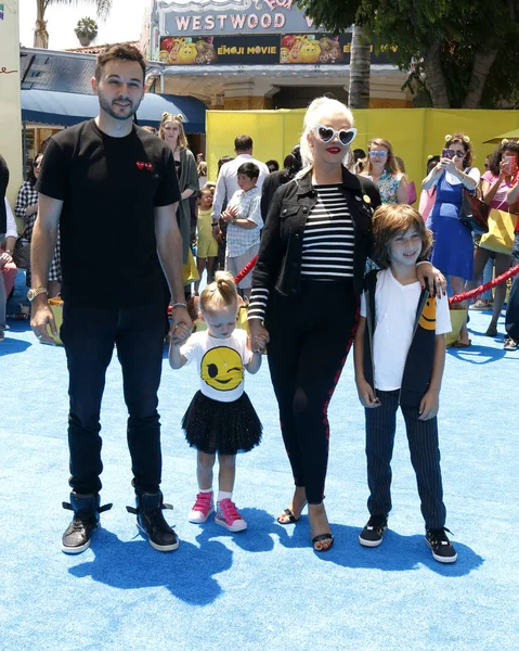 Matthew Rutler, yaz yağmur Rutler, Christina Aguilera, Max Toivo Bratman 