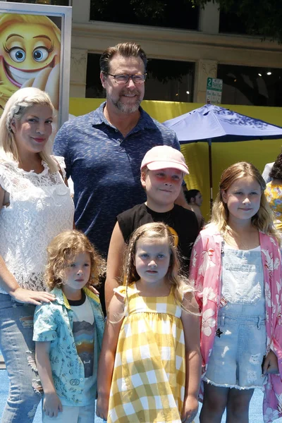 Tori Spelling, Dean Mcdermott, děti — Stock fotografie