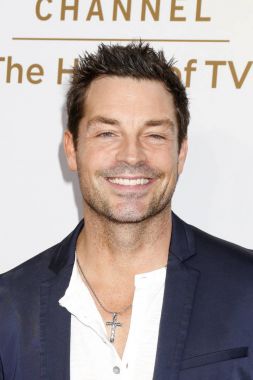 aktör Brennan Elliott