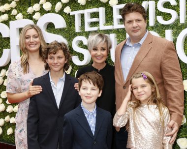 Zoe Perry, Montana Ürdün, Iain Armitage, Annie Potts, Reagan Revord, Lance Kuaför 