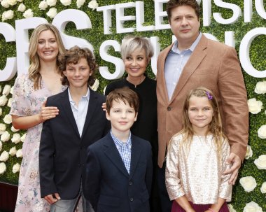 Zoe Perry, Montana Ürdün, Iain Armitage, Annie Potts, Reagan Revord, Lance Kuaför 