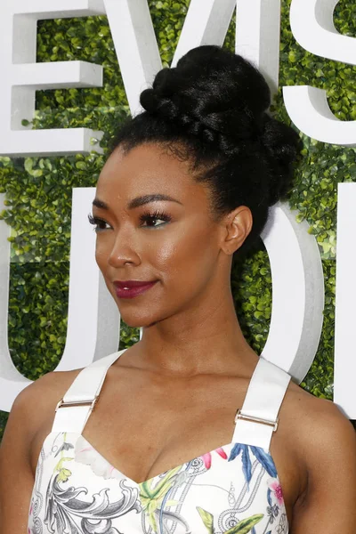 Oyuncu Sonequa Martin-yeşil