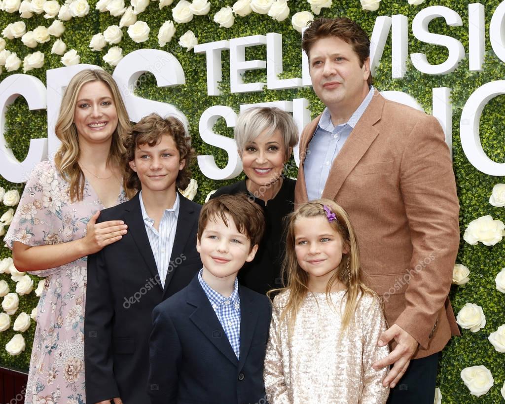 Zoe Perry, Montana Jordania, Iain Armitage, Annie Potts, Reagan Revord