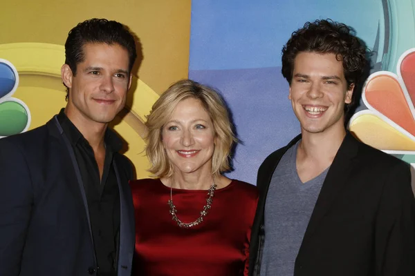 Miles Gaston Villanueva, Edie Falco, Gus Halper — Stockfoto