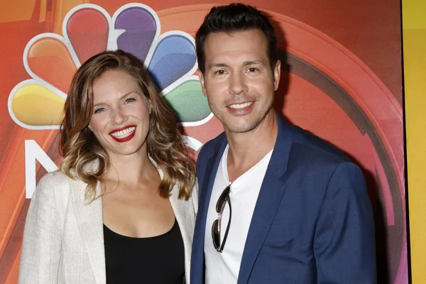 Tracy Spiridakos, Jon Seda — Foto de Stock