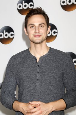 aktör Andrew J West 
