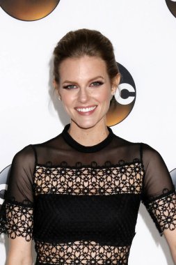 aktris Chelsey Crisp 