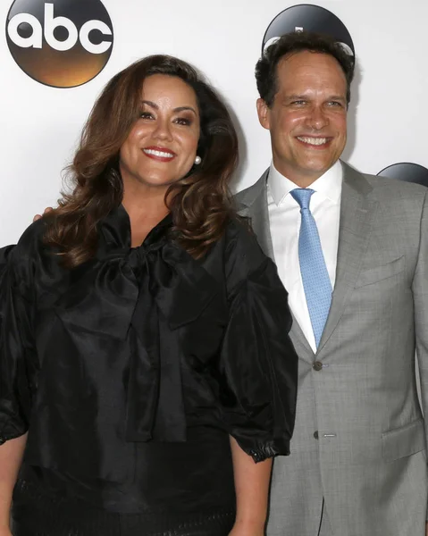 Katy Mixon, Diedrich balta 