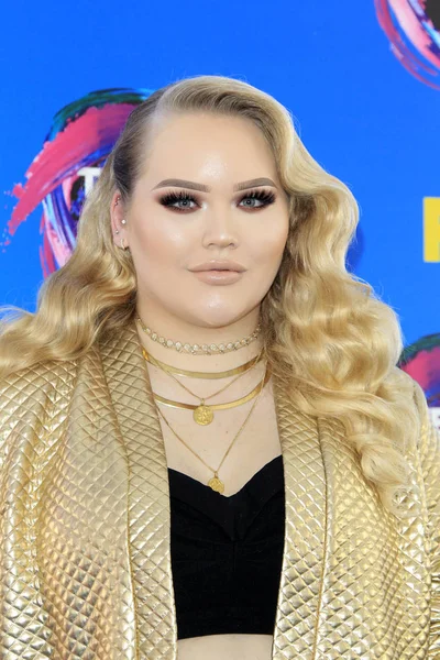 Nikkie Tutoriels aux Teen Choice Awards 2017 — Photo
