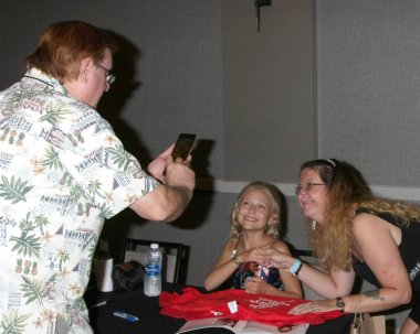 Alyvia Alyn Lind, fan 