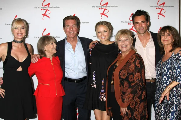 Eileen Davidson, Marla Adams, Peter Bergman, Melissa Ordway, Beth Maitland, Jason Thompson, Jess Walton — Foto de Stock