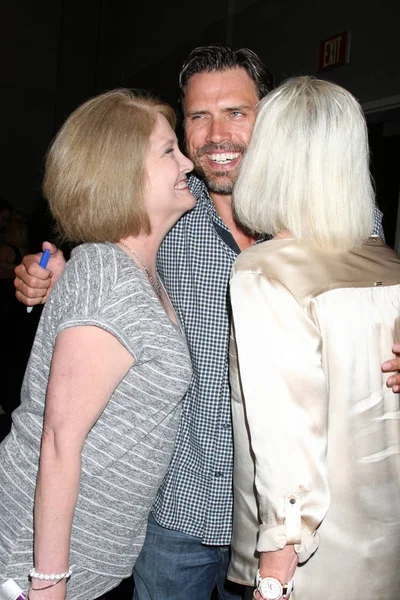  Joshua Morrow, fanlar