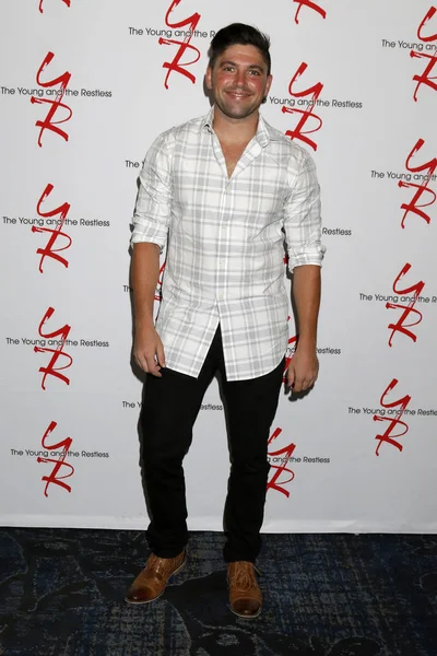 aktör Robert Adamson