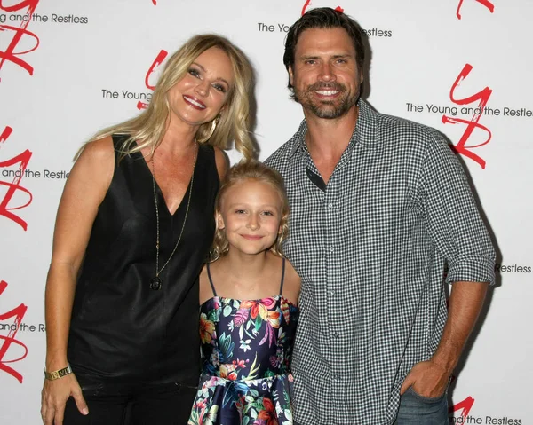 Sharon Case, Alyvia Alyn Lind, Joshua Morrow — Stock Photo, Image