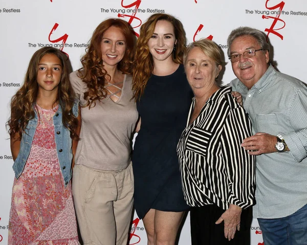 Rahibe, Camryn Grimes, anne, Grnadparents — Stok fotoğraf