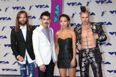 Jack kanunsuz, Joe Jonas, Jinjoo Lee, Cole eritmek