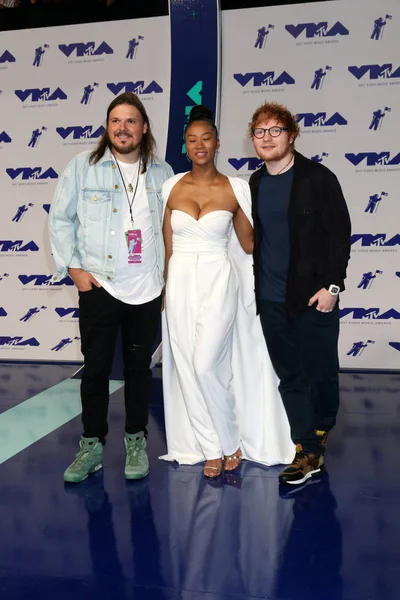 Konuk, Jennie Pegouskie, Ed Sheeran