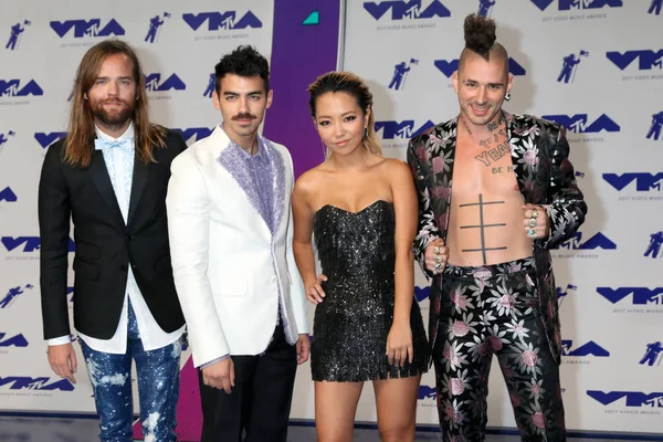 Jack kanunsuz, Joe Jonas, Jinjoo Lee, Cole eritmek