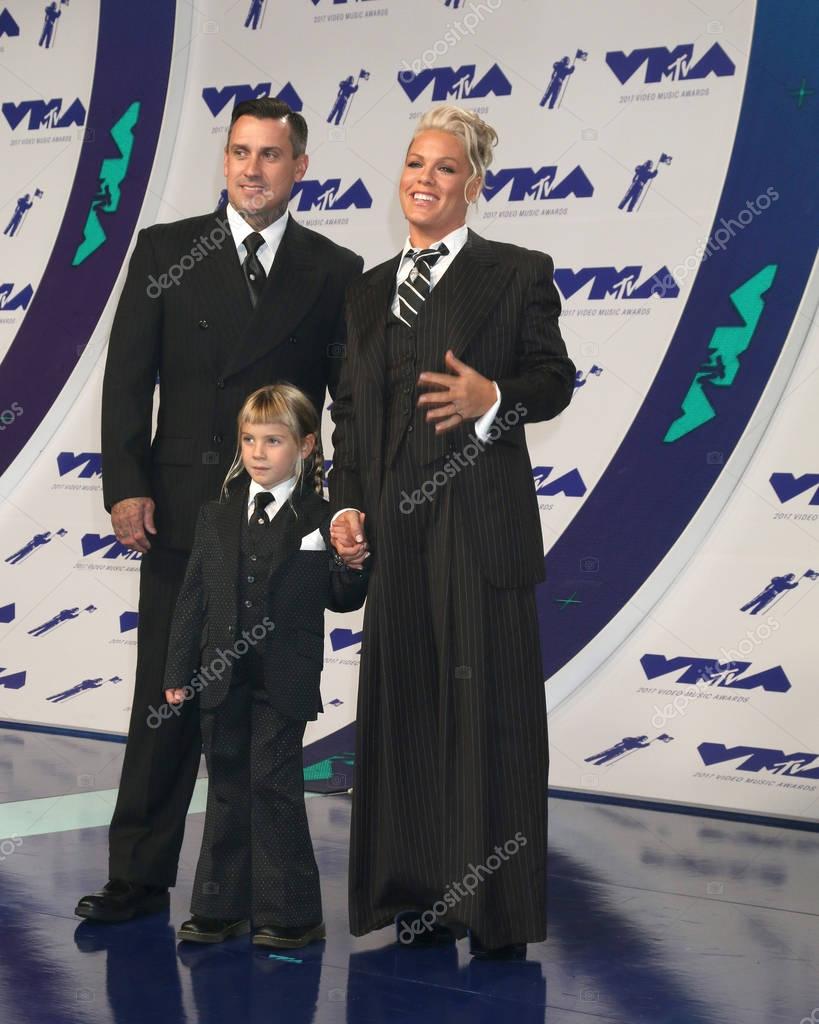 Carey Hart, Willow Sage Hart, Pink - Stock Editorial Photo ...