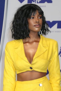 şarkıcı elmas beyaz