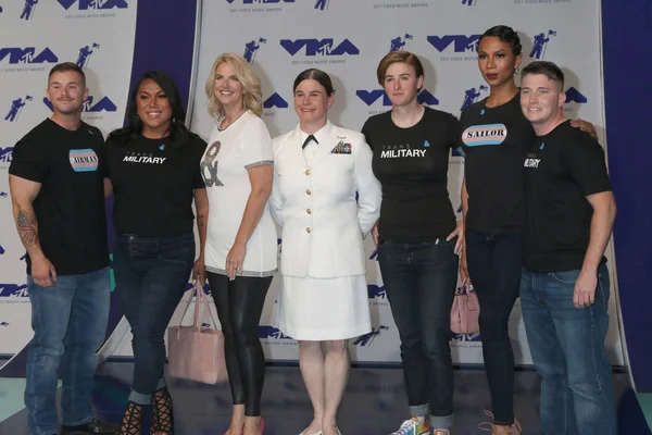 Sarah Kate Ellis en camiseta blanca, Personas de Servicio Transgénero — Foto de Stock