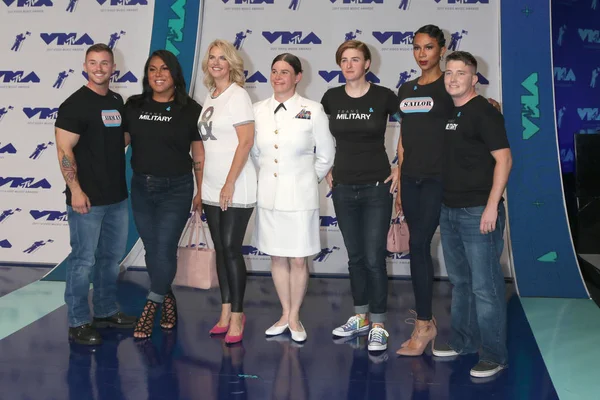 Sarah Kate Ellis beyaz t-shirt, transseksüel hizmet insanlar içinde — Stok fotoğraf