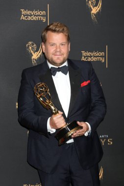 aktör James Corden 