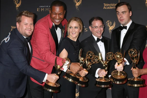 James Corden photobombing Samantha Bee Show Writing Team — Stock Photo, Image