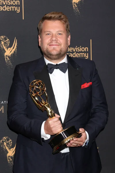 aktör James Corden 