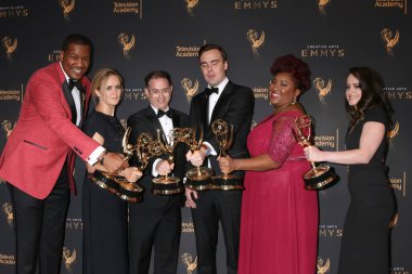 Samantha arı Show yazma ekibi