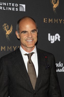 aktör Michael Kelly