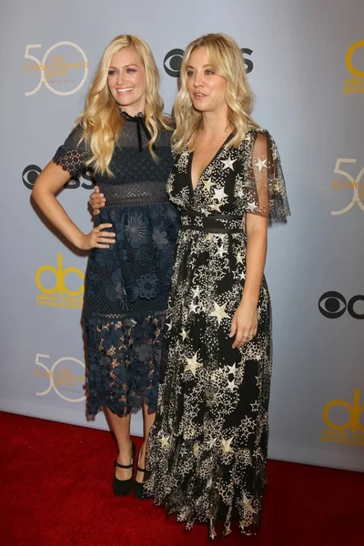 Beth Behrs, Kaley Cuoco — Zdjęcie stockowe