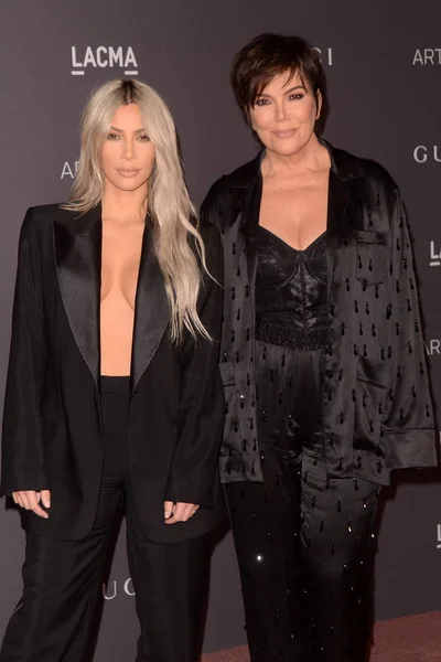 Socialite Kim Kardashian West and Kris Jenner — Stock Photo, Image