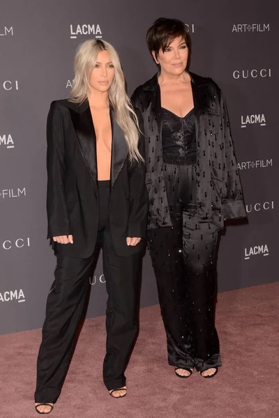 Socialite Kim Kardashian West e Kris Jenner — Fotografia de Stock