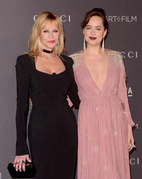 Näyttelijättäret Melanie Griffith ja Dakota Johnson — kuvapankkivalokuva